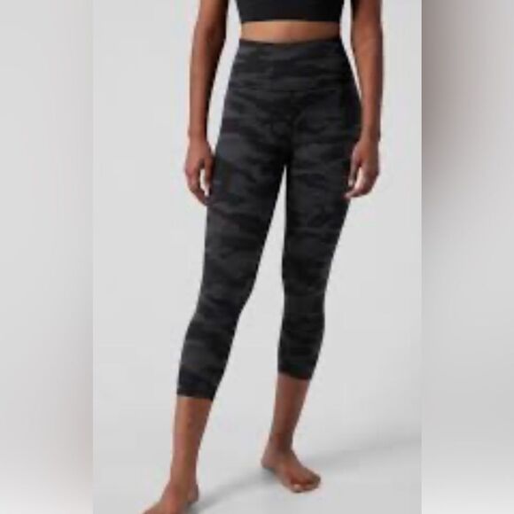 NWT Athleta Elation Capri MediumBlack Grey Camo